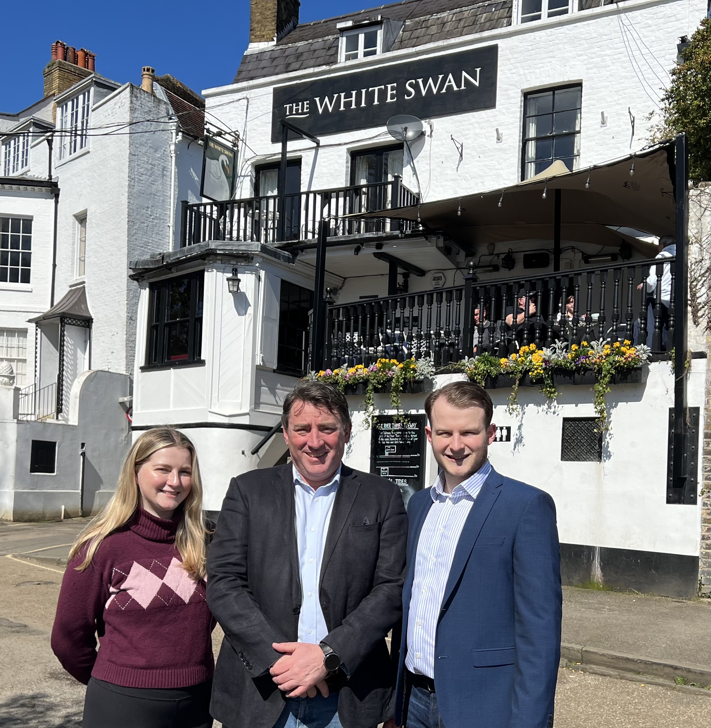 photo with the team in front of the white swan